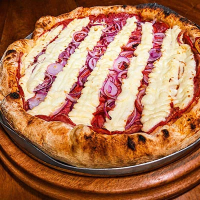 Pizza Calabresa com Catupiry - Avelino's Pizzaria Guarujá
